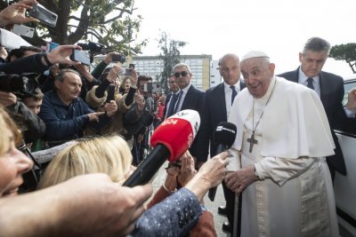 Папа Франциск беше изписан от болница