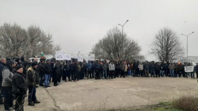 Земеделци блокираха пътя в района на фериботния комплекс Силистра - Кълъраш