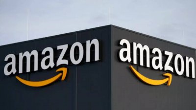 Служители на гиганта в онлайн търговията Амазон Amazon в логистичния