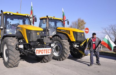 Зърнари блокират пътища заради вноса от Украйна 