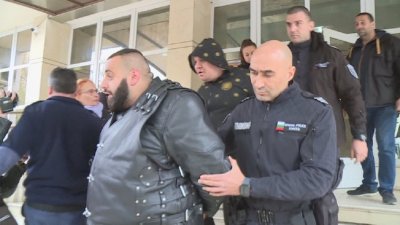 Красота: Чеченеца с белезници
