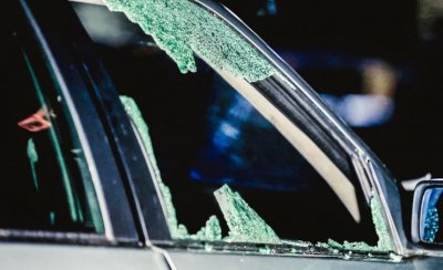Зрелищна каскада в Добрич: Кола се заби във витрина на магазин, има пострадали