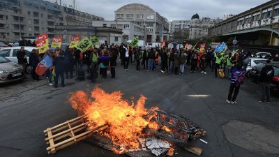 Протестиращи французи прекъснаха движението на автомобили на главното летище в