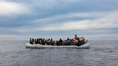Спасиха 92 мигранти от препълнена лодка в Средиземно море