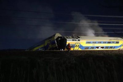 Пътнически и товарен влак се удариха в Нидерландия съобщи BNO