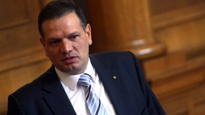 Бившият депутат от ДБ Петър Славов обяви че днешният парламентарен