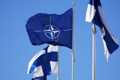 Знамето на Финландия бе издигнато пред централата на НАТО в Брюксел и така алиансът вече