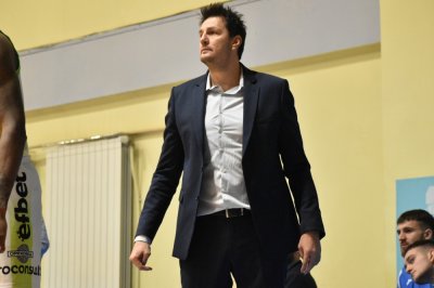 Левски ще бъде без своя старши треньор Димитър Ангелов в предстоящото дерби срещу ЦСКА в