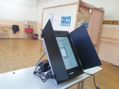 Три пъти по скъпите ролки за принтерите в машините за гласуване