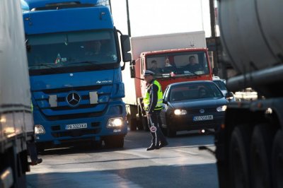 Улеснение на трафика - спират движението на камионите по автомагистралите