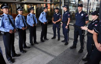 Китайски полицаи патрулират в Сърбия (ВИДЕО)