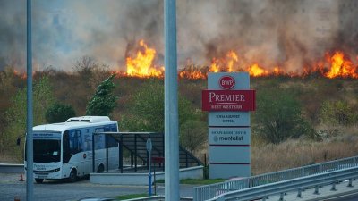 Пожар до летище "София", наблизо са цистерни с авиогориво