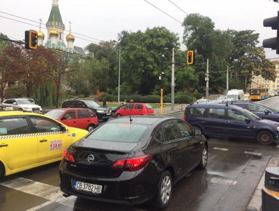 Кака Лара изригна: Забранете тротинетките, пешеходците и велосипедите!