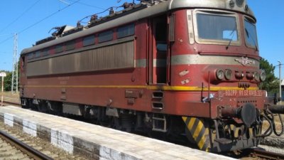 Бързият влак Бургас-София аварира край Твърдица