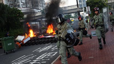 Сълзотворен газ срещу протестиращи в Хонконг
