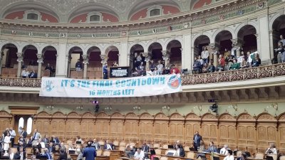 Екоактивисти спряха работата швейцарския парламент