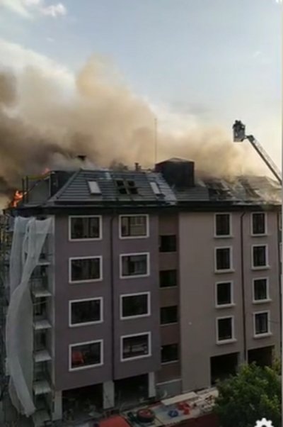 Пламна покрива на нова сграда в Търново