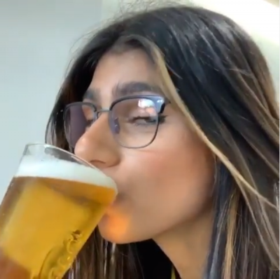 Порно звездата Миа Халифа изневери и излочи халба бира на екс (ВИДЕО)