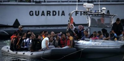 Италия приема 182 мигранти, спасени в Средиземно море