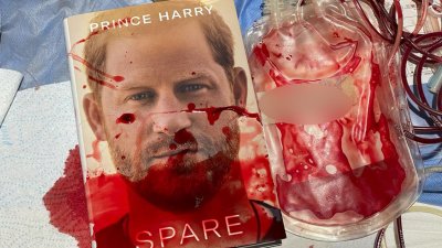 Крийпи: Художник продава книгите на принц Хари залети с кръв от афганистанци
