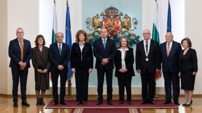 Президентът Румен Радев връчи държавни отличия на признати медици и