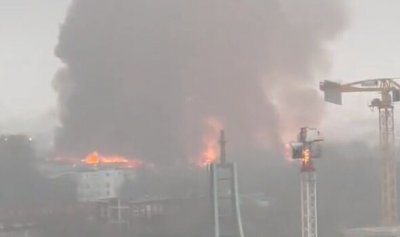 Два склада горят в северния германски пристанищен град Хамбург от