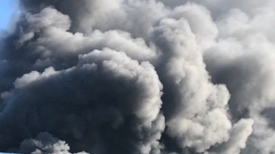 Голям пожар бушува в автосервиз в Бургас