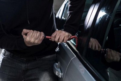 Двама души са задържани за кражба на скъп автомобил в столицата