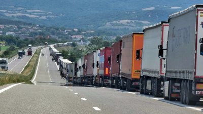 Ограничения за камионите по „Тракия” заради трафика преди Великден