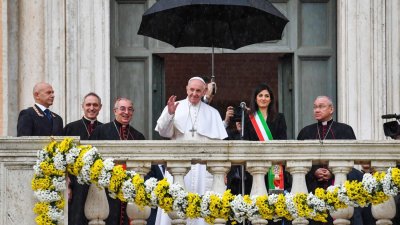Папа Франциск излезе пред хиляди поклонници в Рим