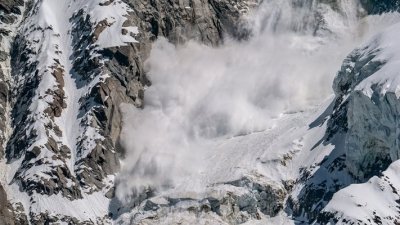 Лавина във френските Алпи отне живота на шестима скиори Други