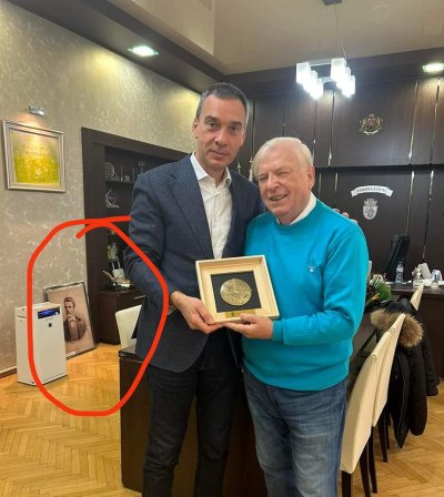 Портрет на Васил Левски на земята държи кмета на Бургас