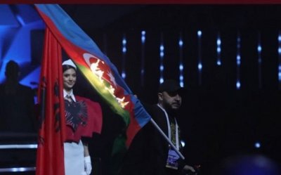 Гореща точка: Арменец запали флага на Азербайджан
