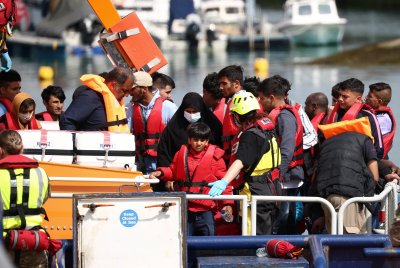 Великобритания се стяга за рекордна мигрантска вълна