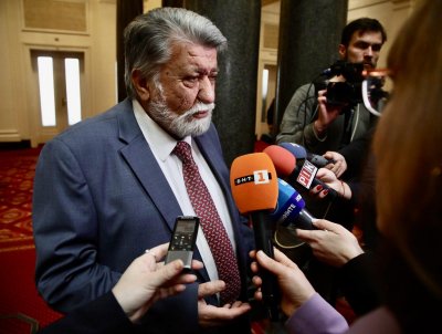 Отново без председател: Вежди Рашидов разпусна НС