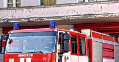 Пожарникари от Пловдив гасят запалили се стари оранжерии в кв