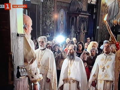 В катедралния храм Св Неделя в София започна празнично пасхално