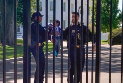 Любопитно дете се промъкна през металната ограда на Белия дом