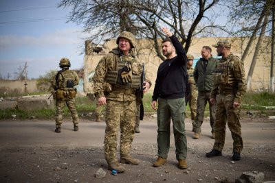 Президентът на Украйна Володимир Зеленски посети войските на страната в