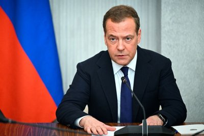 Полските специални служби посъветваха Дмитрий Медведев да продължи да комбинира алкохол с