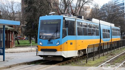 Трамвай влачи жена в София