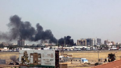 Експлозии и интензивна стрелба разтърсиха суданската столица в петия ден