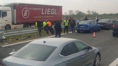 Втора верижна катастрофа задръсти автомагистрала Тракия в ранния следобед днес