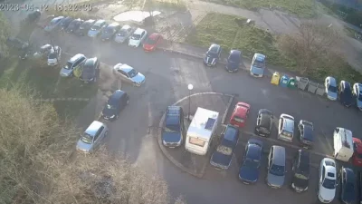 Вижте как ненормалник помита 4 паркирани коли в столичен квартал (ВИДЕО)