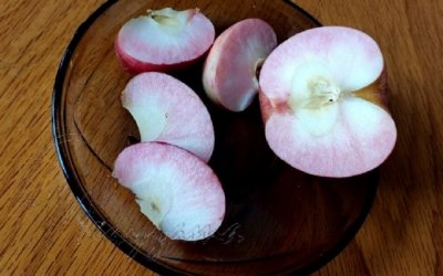 Червените и апетитни ябълки често може да се окажат боядисани