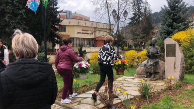 С поднасяне на цветя пред паметника на известната певица Гюрга