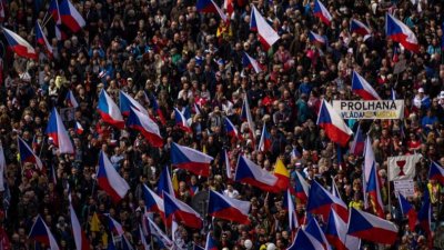 Хиляди чехи излязоха на антиправителствен протест на централния площад в