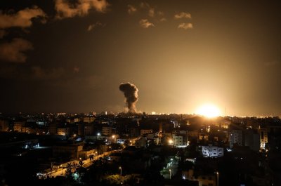Израел обстрелва обекти в Южна Сирия