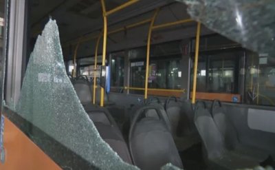 Неизвестни лица изпочупиха всичките прозорци на автобус 260 от градския