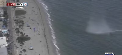 В Съединените щати воден смерч стресна разхождащите се по плажа